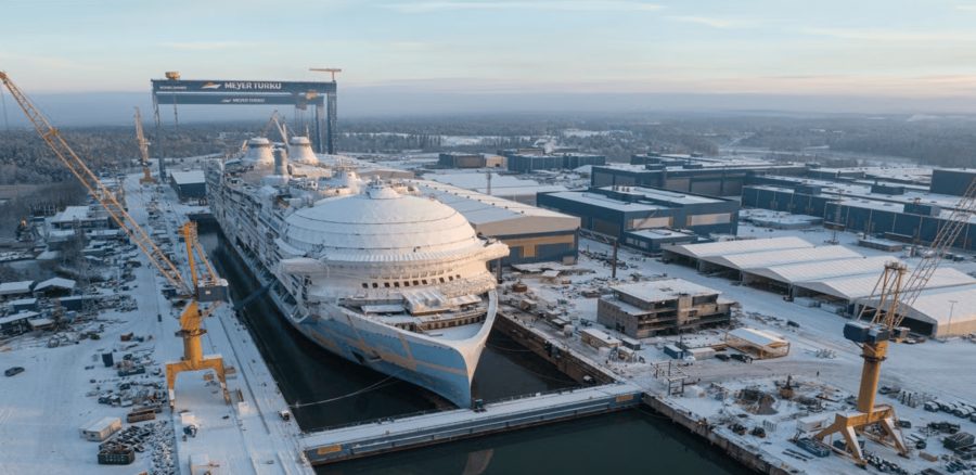 Круизный лайнер Icon of the Seas в порту