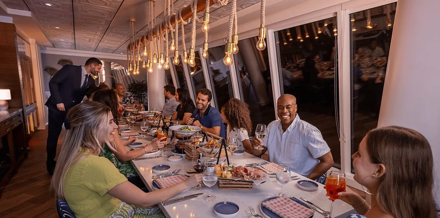 Главный ресторан The Dining Room на Icon of the Seas